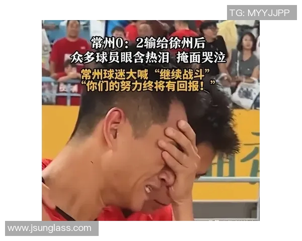 小男孩勇敢求签名感动足球球星全场热泪瞬间成经典 小男孩勇敢求签名感动足球球星全场热泪瞬间成经典