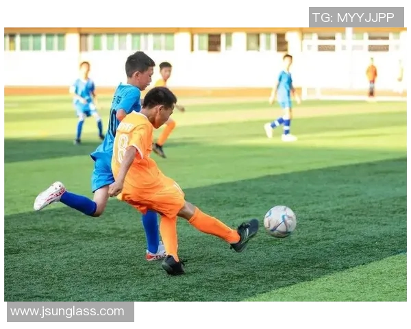 足球明星帅气瞬间捕捉，炫酷动作展现球场英姿，激发无限激情与梦想