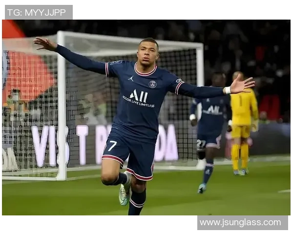 球场英雄瞬间捕捉:足球球星身穿球衣的魅力与风采 球场英雄瞬间捕捉:足球球星身穿球衣的魅力与风采