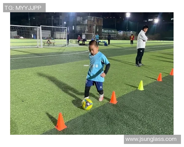 足球场上萌娃们的搞笑瞬间:小球星们的天真表现引爆笑点 足球场上萌娃们的搞笑瞬间:小球星们的天真表现引爆笑点