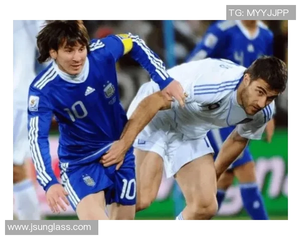 足球球星赛后脱袜子引发热议 网友热议背后深层意义与偶像效应 足球球星赛后脱袜子引发热议 网友热议背后深层意义与偶像效应