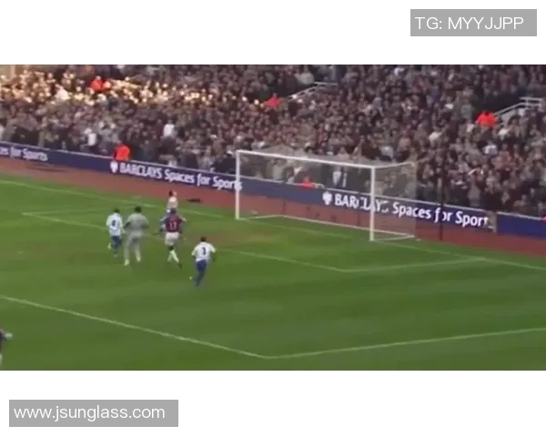 足球球星宽肩的魅力与优势如何助力他们在比赛中展现出更强的竞争力 足球球星宽肩的魅力与优势如何助力他们在比赛中展现出更强的竞争力